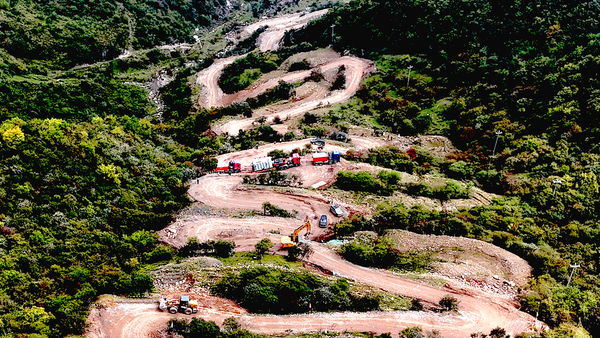 白草坡70MW光伏发电项目现场，整个项目部人员坚守岗位，成功将沉达65吨的主题主变压器安全运抵海拔2940米的升压站，以实干担任为国庆献礼。（摄影人：张博）.jpg