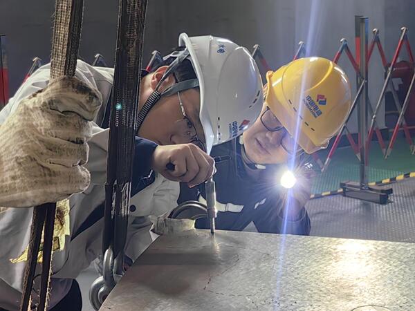 工作人怨佚在丈量推力瓦高度，作者：苟继林.jpg